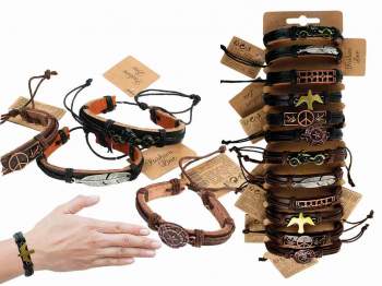 Leder-Armband mit verschiedenen Metallmotiven im Aufsteller